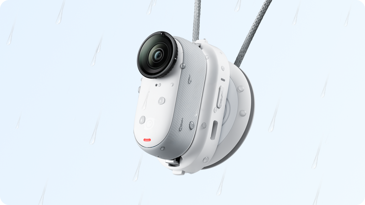Manufacturer splash-resistance illustration of the camera and Battery Pack