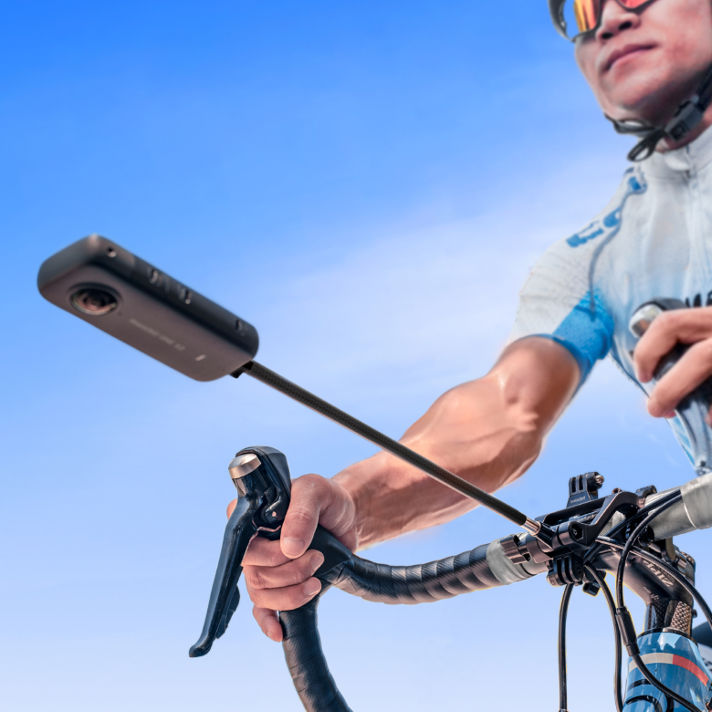 Road cyclist recording with a separate supported 360 camera