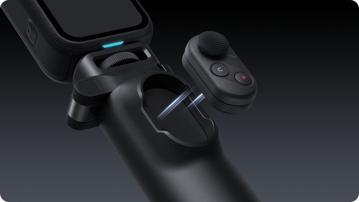Insta360 Foldable Selfie Stick Remote Kit Extended Edition magnetic Smart Remote and Storage Cover connection detail