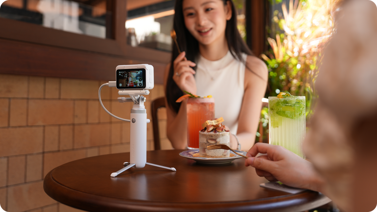 Tabletop tripod setup for a café recording